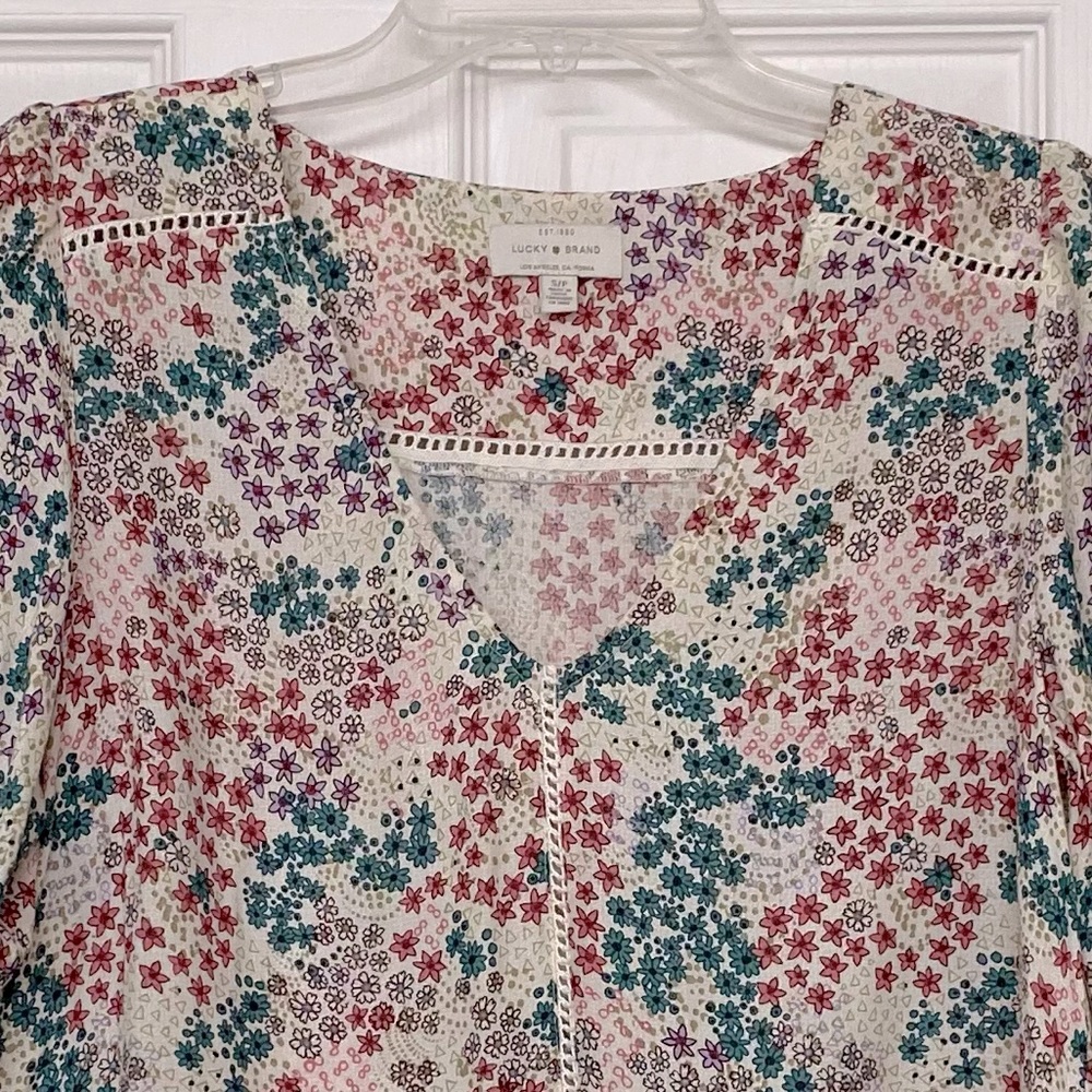 Lucky Brand Ditsy Floral Eyelet Trim Flowy BoHo Ruffle Hem V Neck Top Sz S - Picture 2 of 5